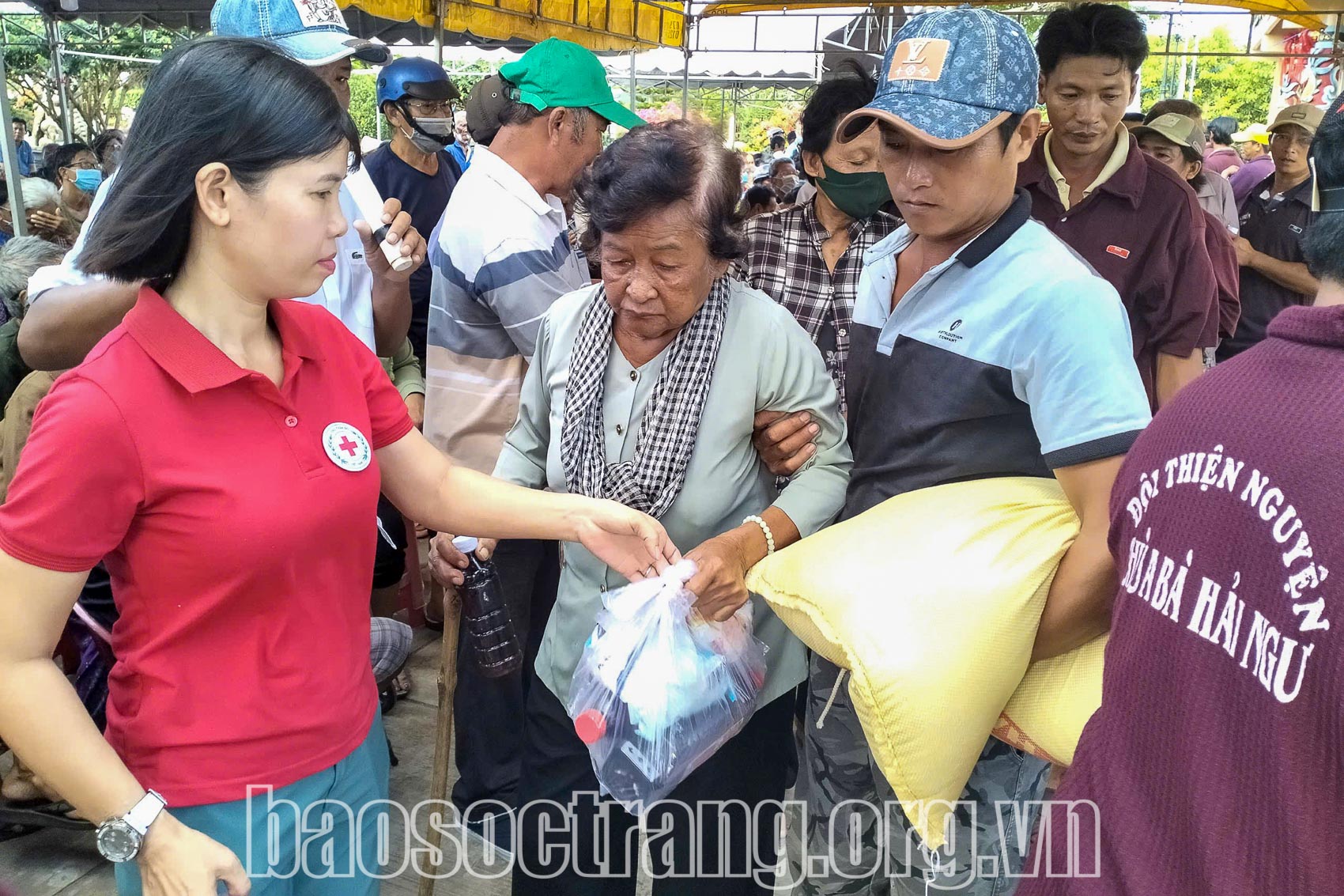 Tặng 500 phần quà cho nạn nhân chất độc da cam và người có hoàn cảnh khó khăn