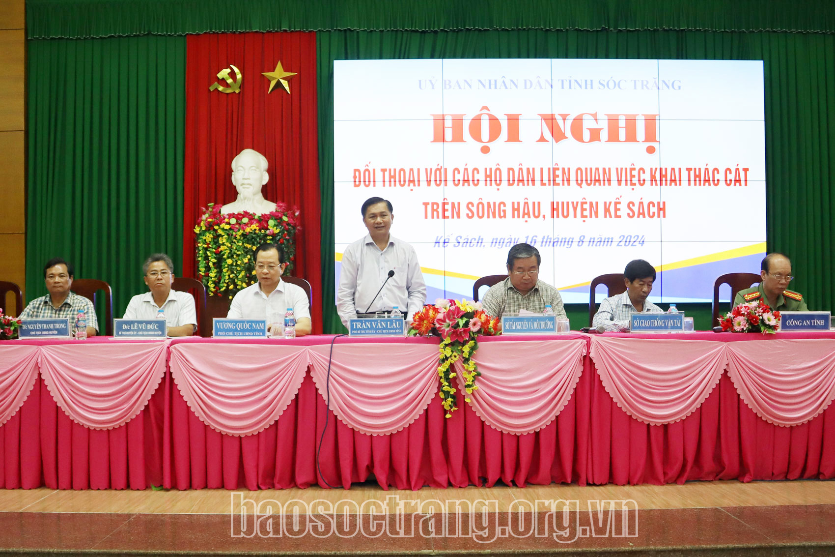 Chủ tịch UBND tỉnh đối thoại với hộ dân liên quan đến việc khai thác cát