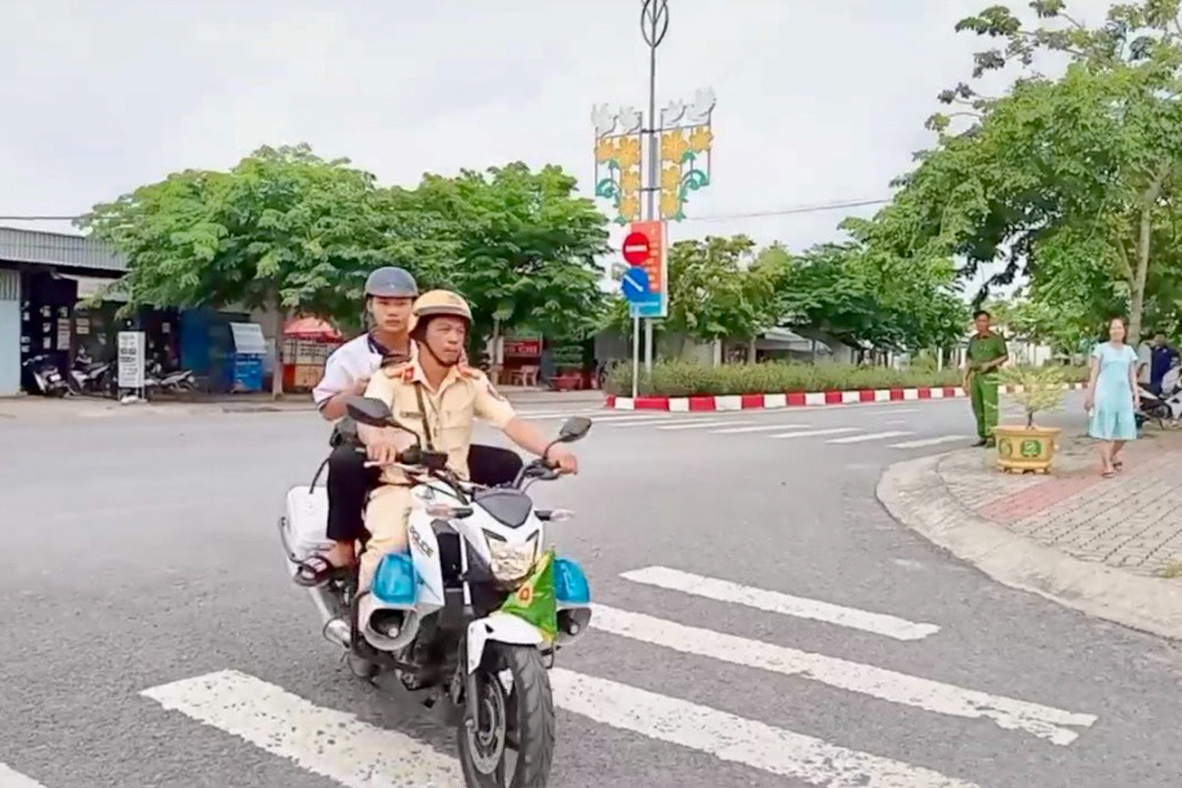 Cảnh sát giao thông huyện Mỹ Xuyên kịp thời hỗ trợ thí sinh đến điểm thi