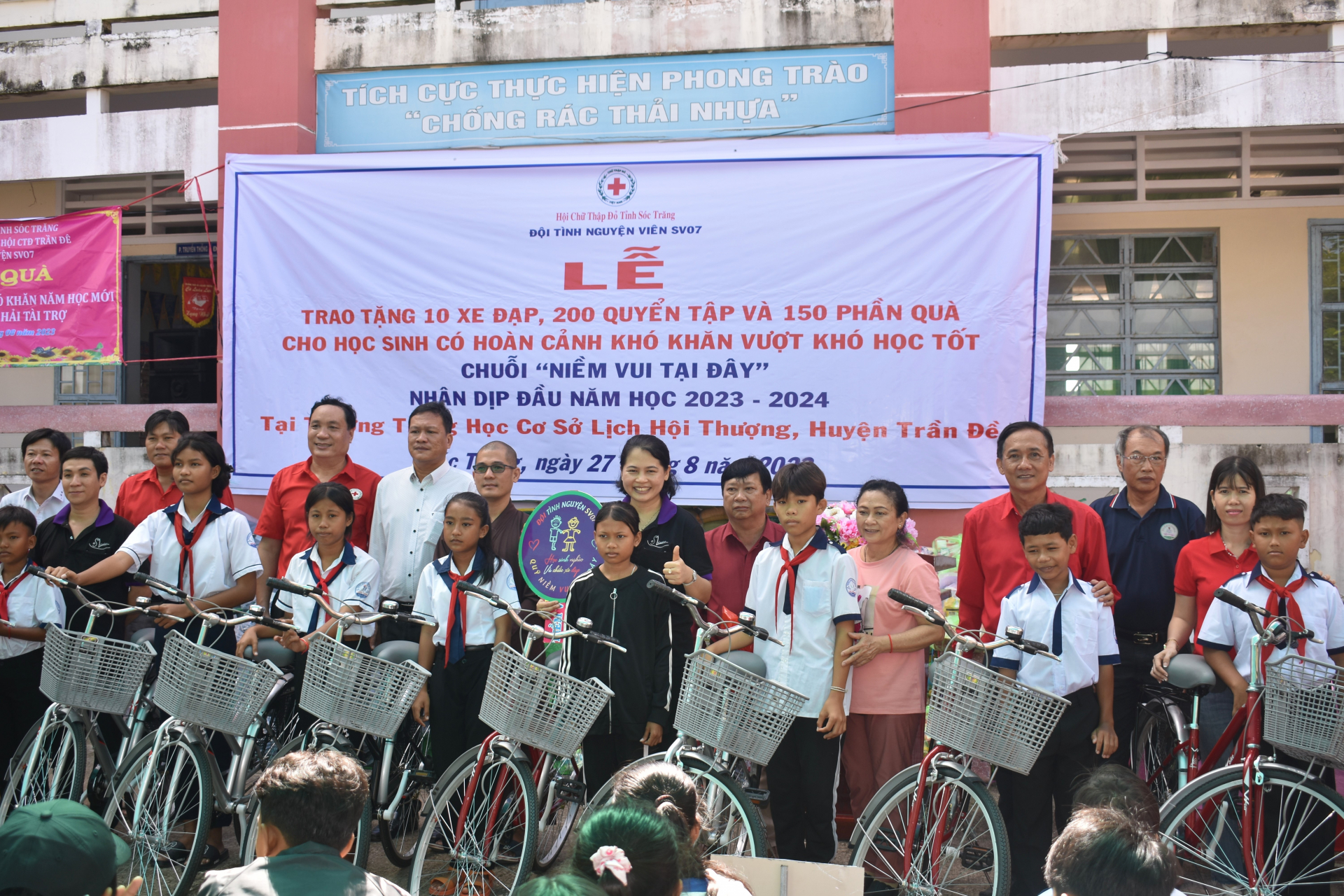 Tặng quà, xe đạp cho học sinh có hoàn cảnh khó khăn