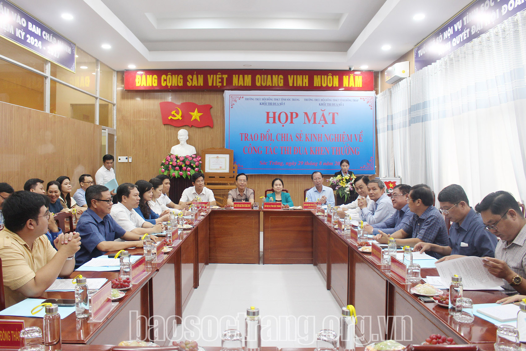 Khối thi đua số 1 tỉnh Đồng Tháp trao đổi kinh nghiệm về công tác thi đua - khen thưởng với tỉnh Sóc Trăng