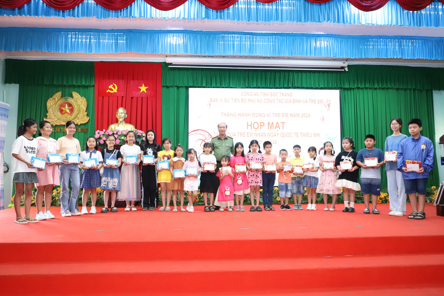 Công an Sóc Trăng tổ chức tặng quà trẻ em nhân ngày Quốc tế Thiếu nhi