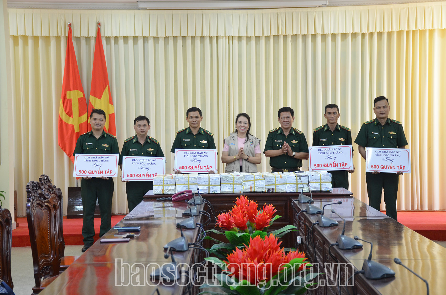 Tặng quà, tập cho học sinh khu vực biên giới biển và vùng sâu trên địa bàn tỉnh