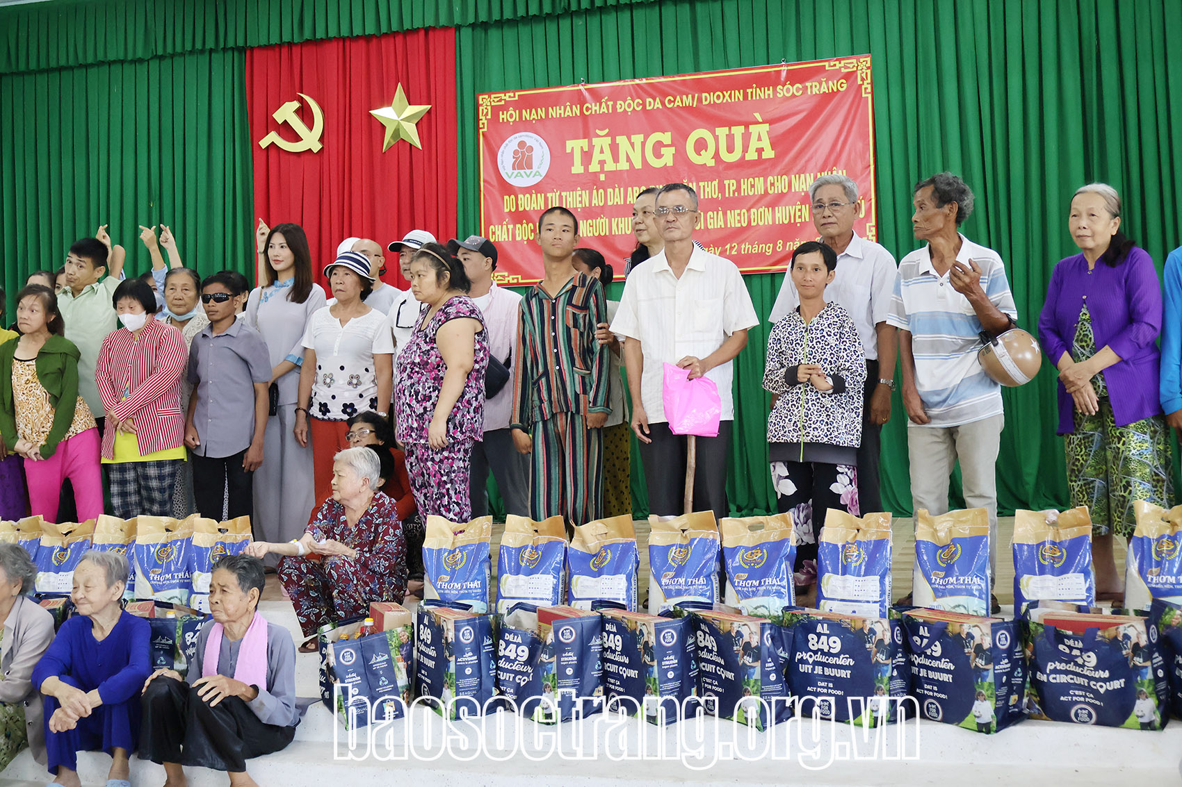 Trao 200 phần quà cho nạn nhân chất độc da cam, người khuyết tật, người già neo đơn huyện Long Phú