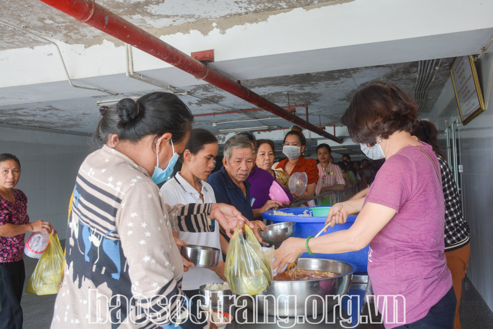 Ấm lòng với bếp ăn từ thiện Bệnh viện Đa khoa tỉnh Sóc Trăng