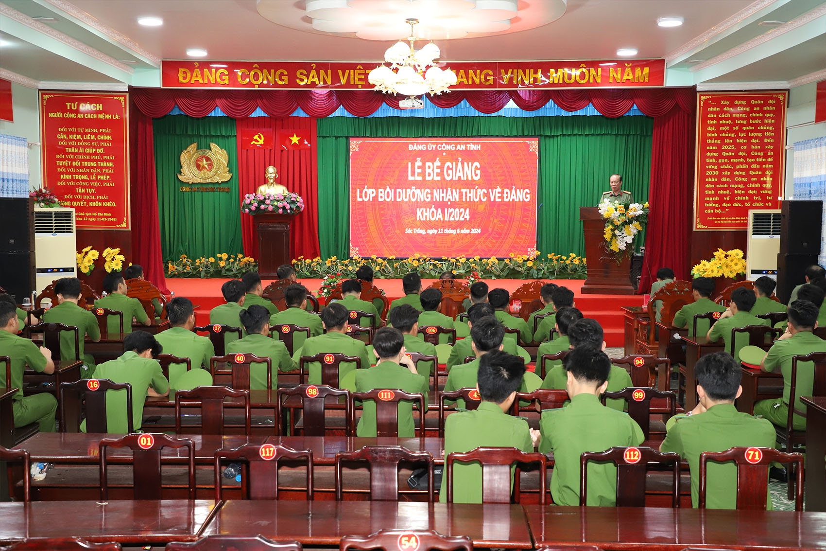 Đảng ủy Công an tỉnh bế giảng lớp bồi dưỡng nhận thức về Đảng khóa I năm 2024