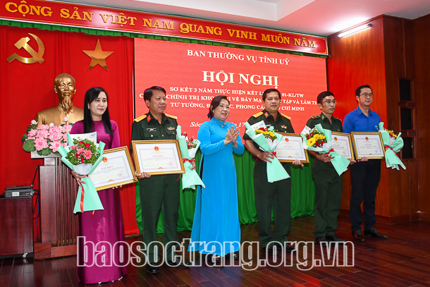 Tuyên dương 16 tập thể và 32 cá nhân có thành tích tiêu biểu, điển hình trong việc học tập và làm theo Bác