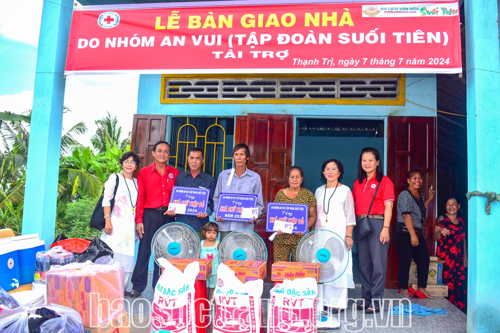 Bàn giao 11 căn nhà chữ thập đỏ cho hộ có hoàn cảnh khó khăn