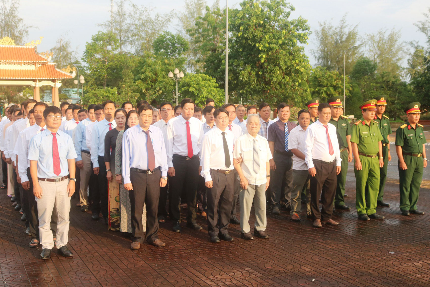 Viếng, thắp hương tại Đền thờ Bác Hồ và Nghĩa trang liệt sĩ huyện Cù Lao Dung