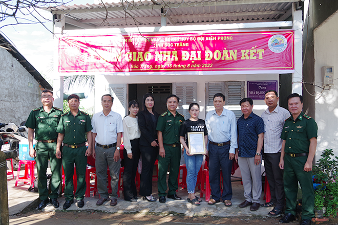 Bộ đội Biên phòng Sóc Trăng bàn giao nhà đại đoàn kết cho người nghèo khu vực biên giới biển