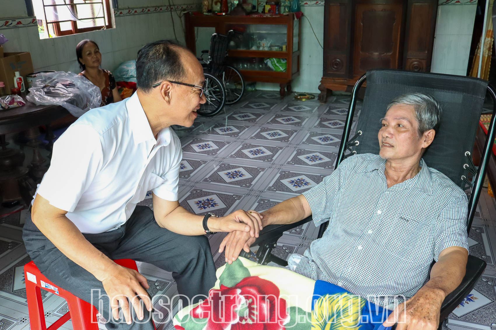 Thăm, tặng quà các thương binh, gia đình chính sách tại huyện Kế Sách