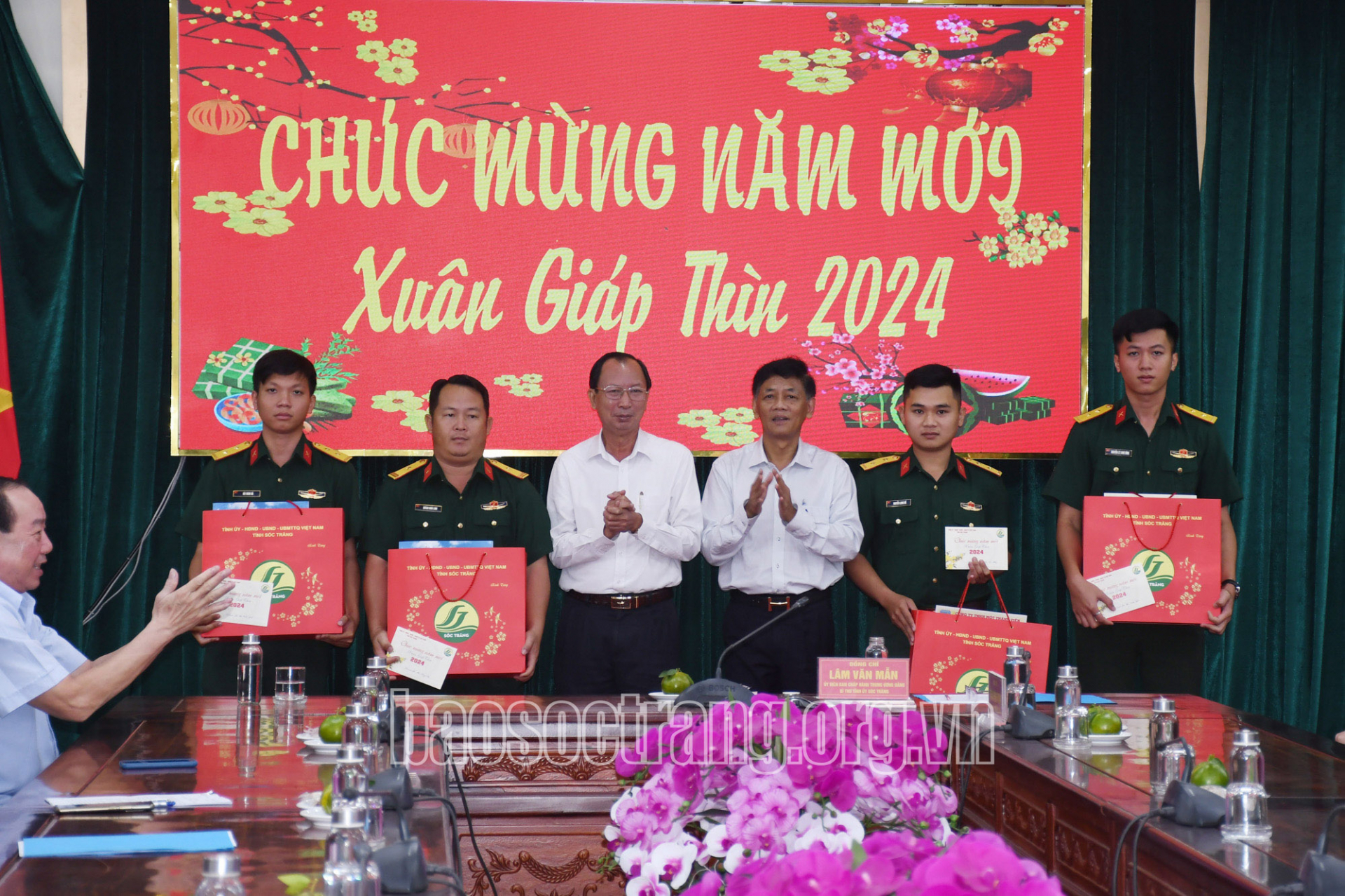 Bí thư Tỉnh ủy Lâm Văn Mẫn thăm, chúc Tết các phòng nghiệp vụ Công an tỉnh và các đơn vị thuộc Bộ Chỉ huy quân sự tỉnh Sóc Trăng