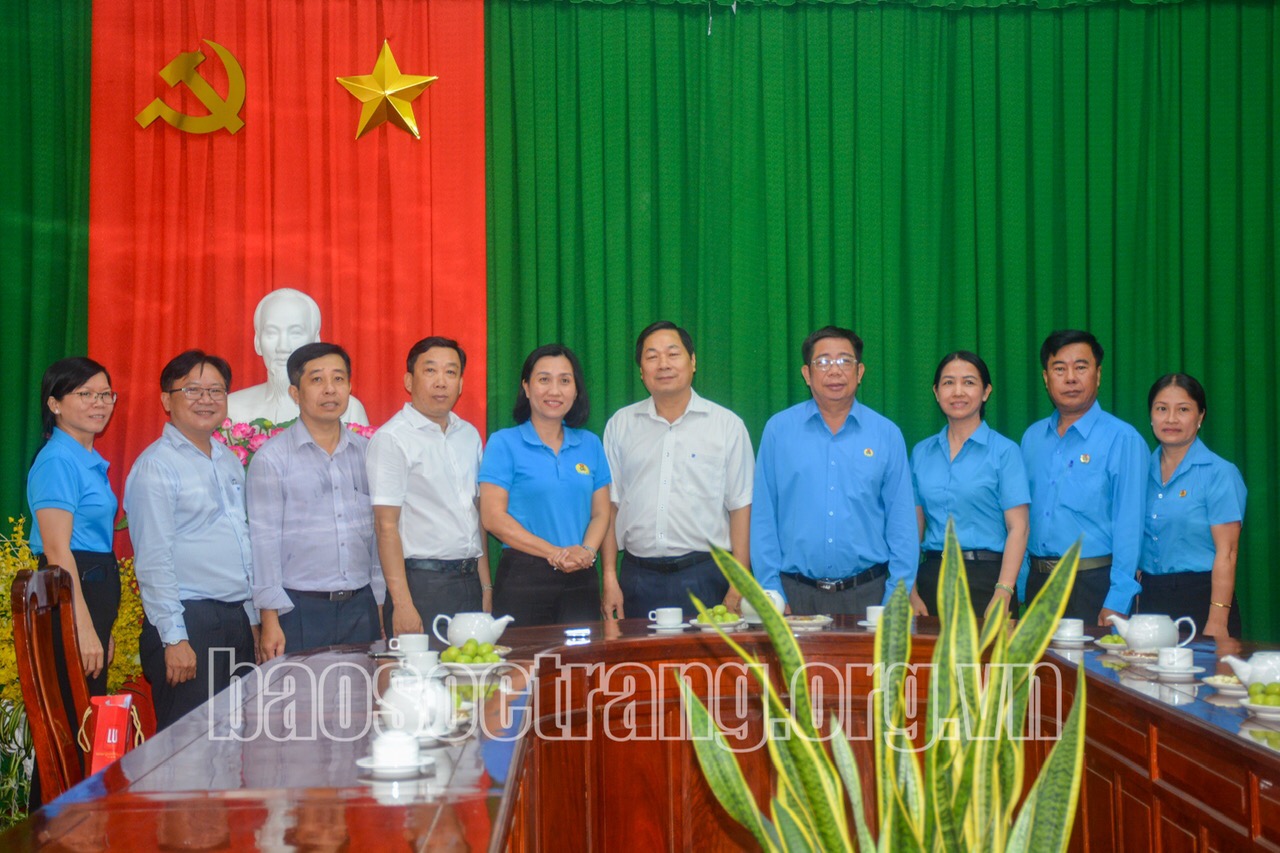 Lãnh đạo UBND tỉnh chúc mừng các đơn vị dịp tết Nguyên đán Giáp Thìn năm 2024