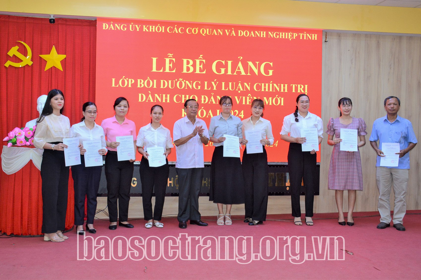 Trao chứng nhận hoàn thành chương trình bồi dưỡng lý luận chính trị cho 81 đảng viên mới