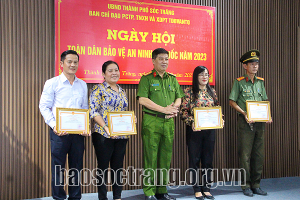 Khen thưởng nhiều tập thể, cá nhân tại Ngày hội Toàn dân bảo vệ an ninh Tổ quốc