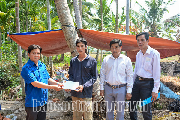 Trao hỗ trợ cho các gia đình có nhà bị cháy