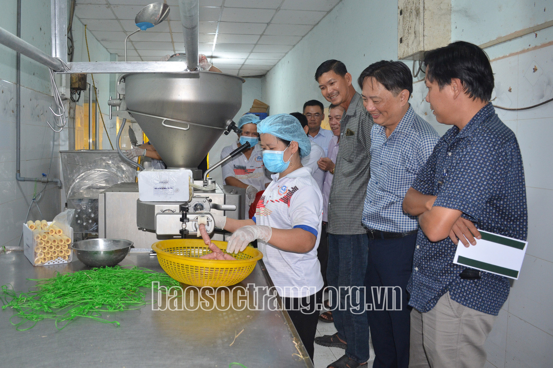 Hỗ trợ doanh nghiệp ứng dụng máy móc thiết bị tiên tiến vào sản xuất lạp xưởng