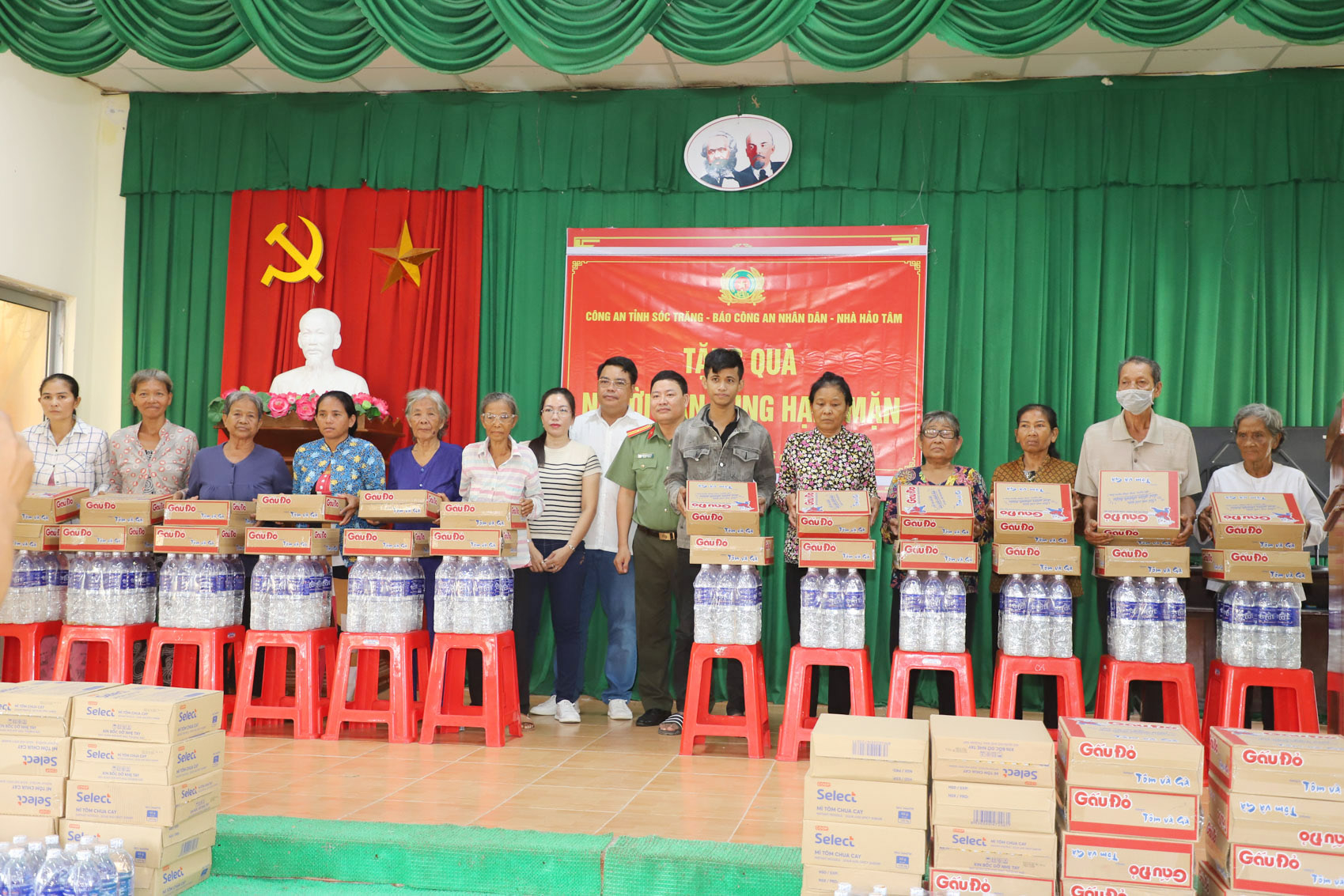 Công an Sóc Trăng phối hợp Báo Công an nhân dân tặng quà cho người dân vùng hạn, mặn