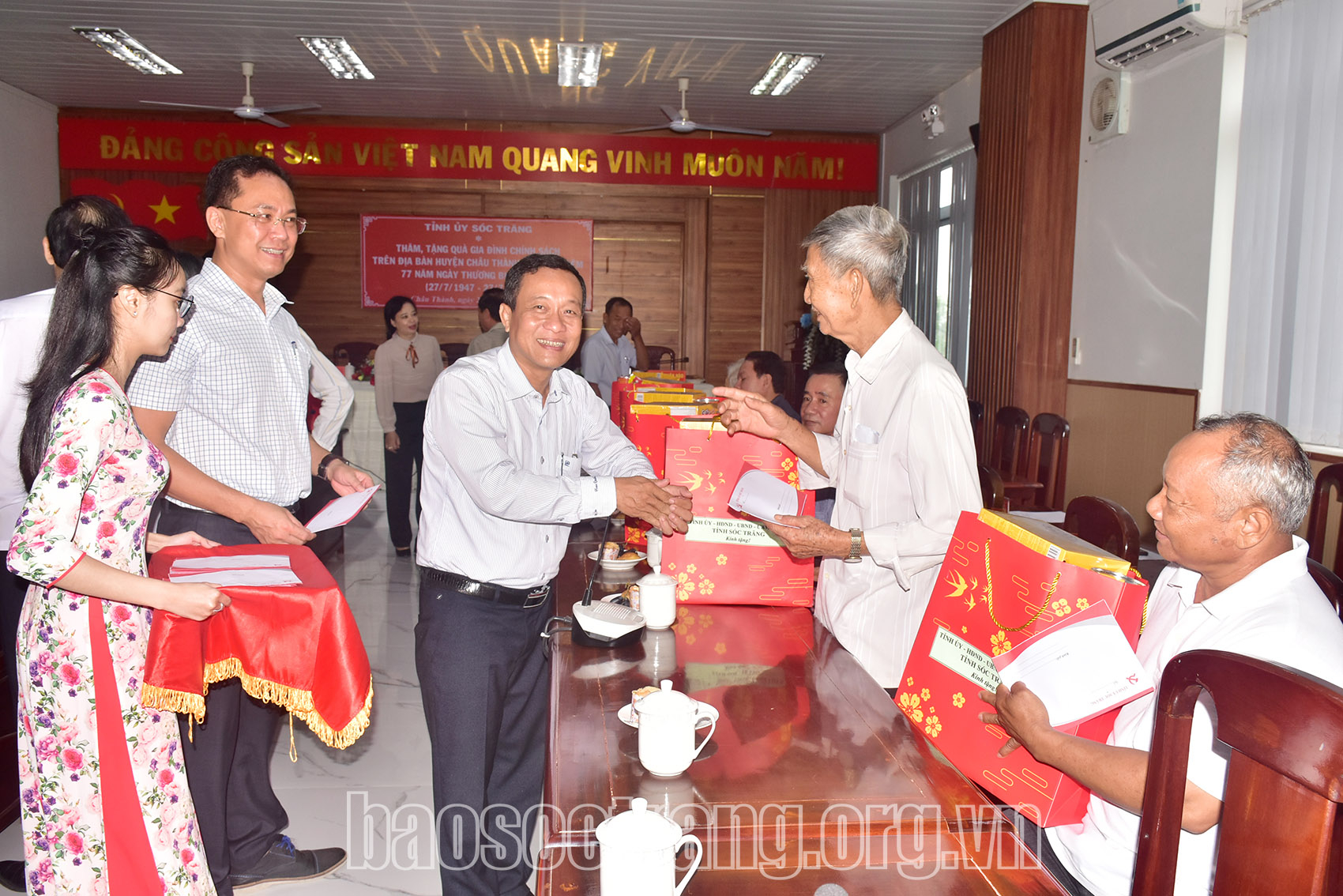 Họp mặt, thăm, tặng 20 phần quà cho gia đình chính sách trên địa bàn huyện Châu Thành