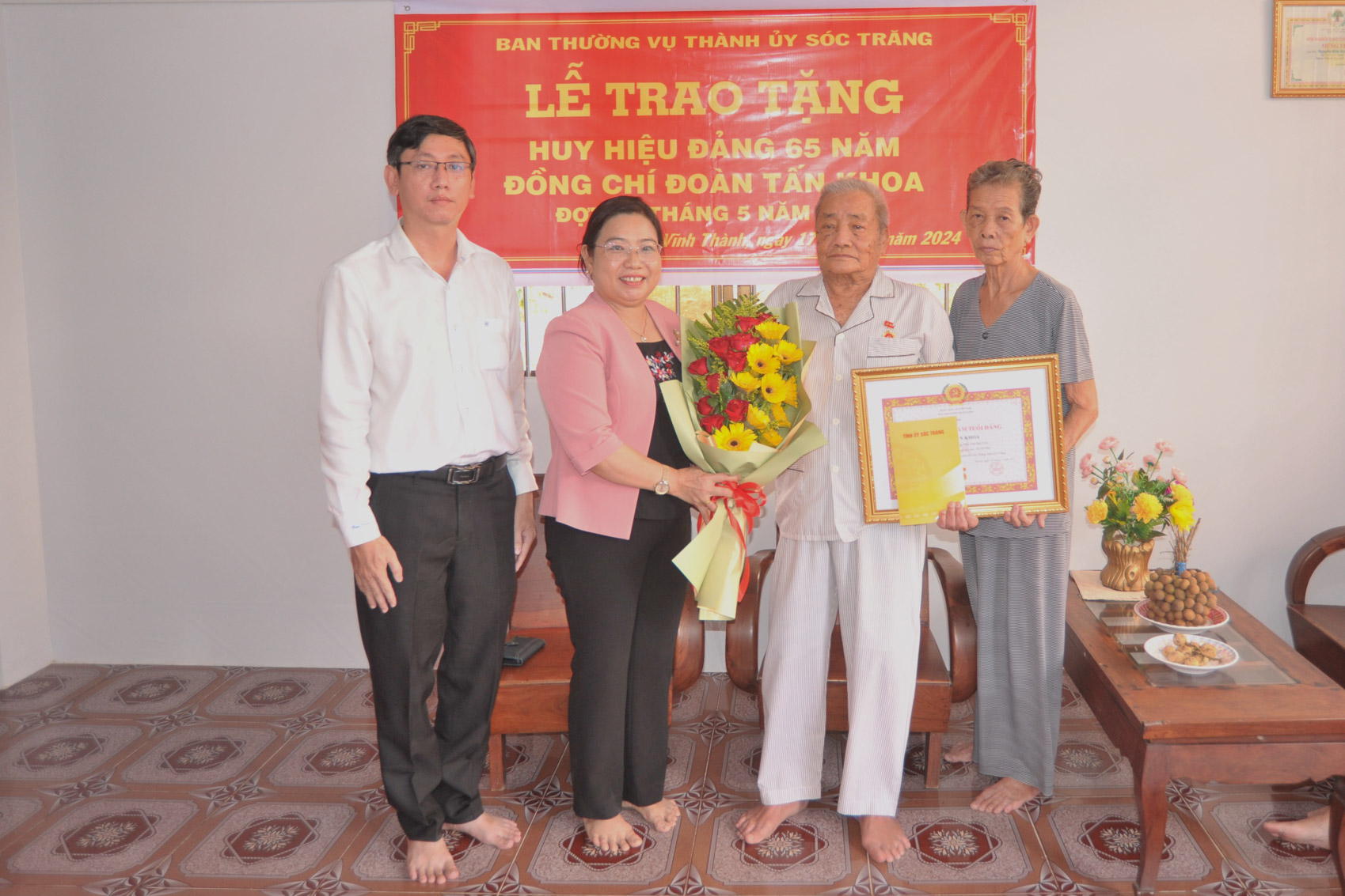 Đồng chí Hồ Thị Cẩm Đào thăm và trao Huy hiệu Đảng cho đảng viên cao niên tuổi Đảng