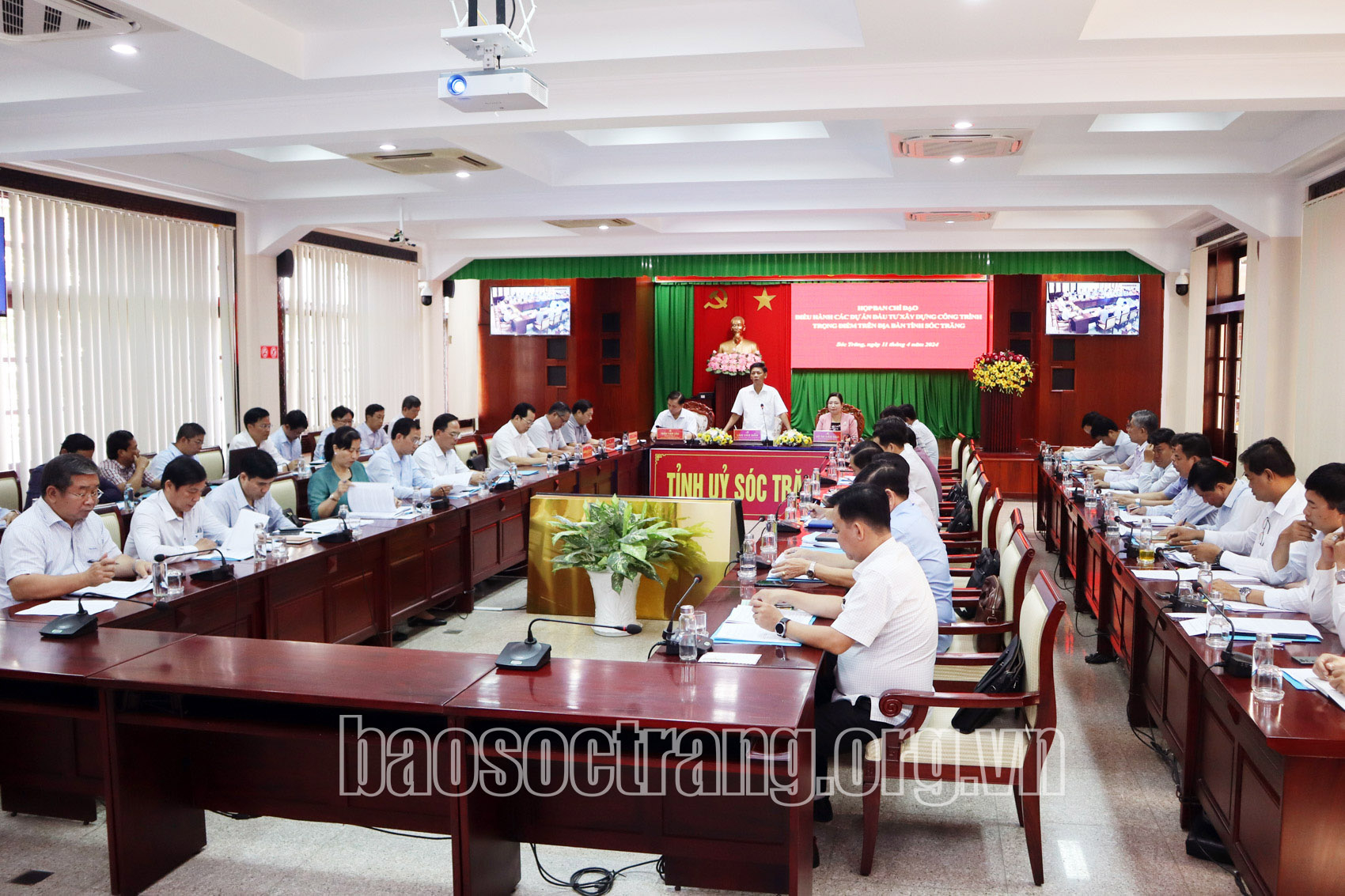 Vượt nắng, ăn tranh thủ, ngủ khẩn trương, làm xuyên lễ… để thi công các công trình trọng điểm