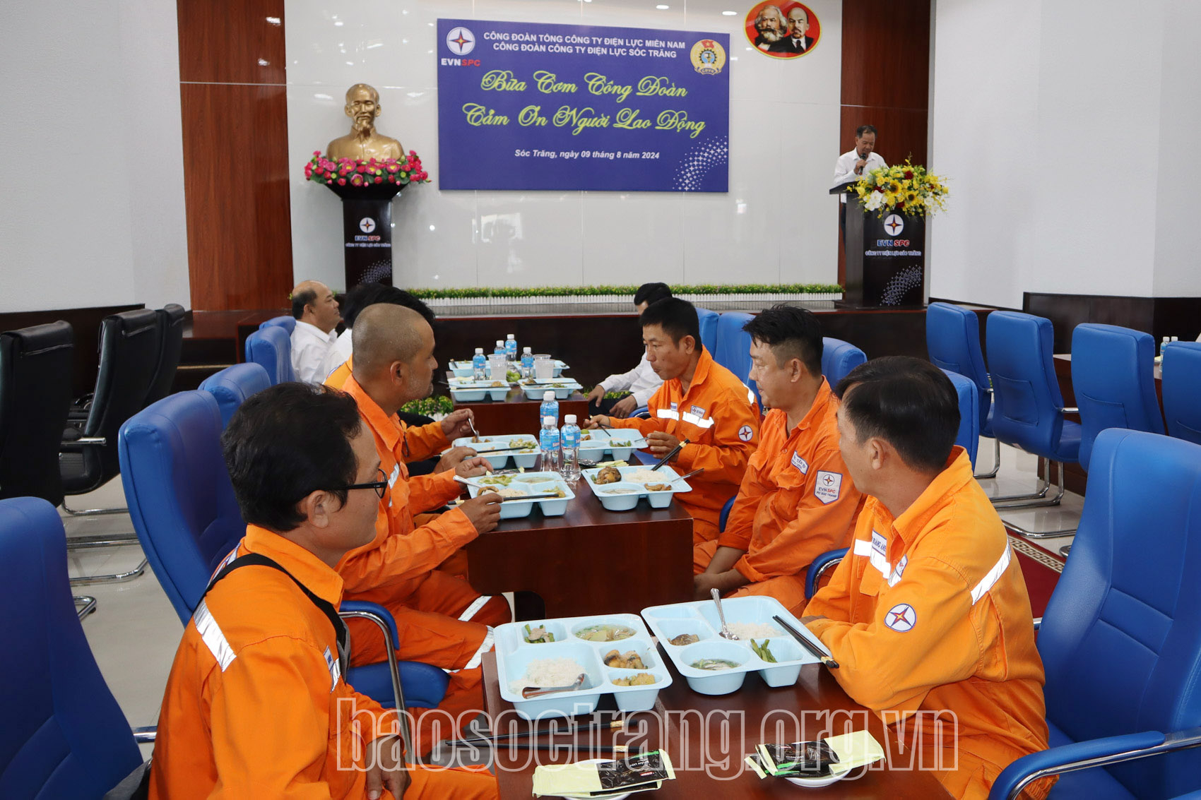 Ấm áp “Bữa cơm Công đoàn” tại Công ty Điện lực Sóc Trăng