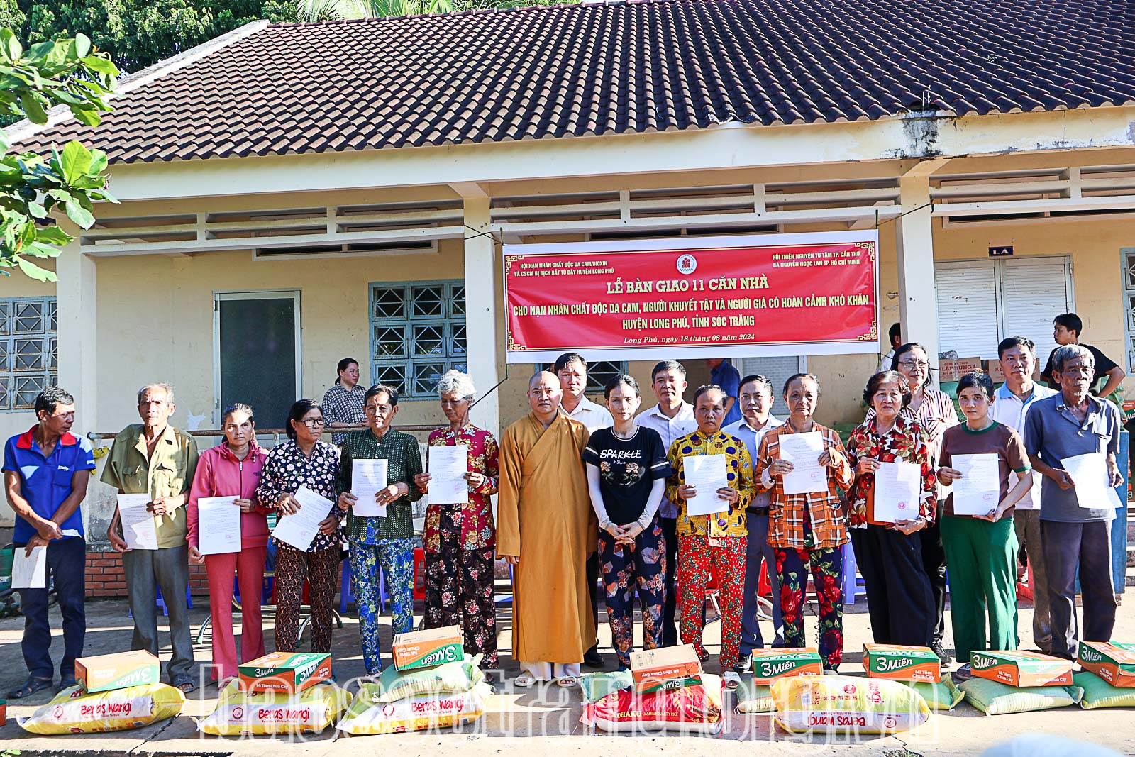 Bàn giao 11 căn nhà cho nạn nhân chất độc da cam, người khuyết tật, người già ở huyện Long Phú