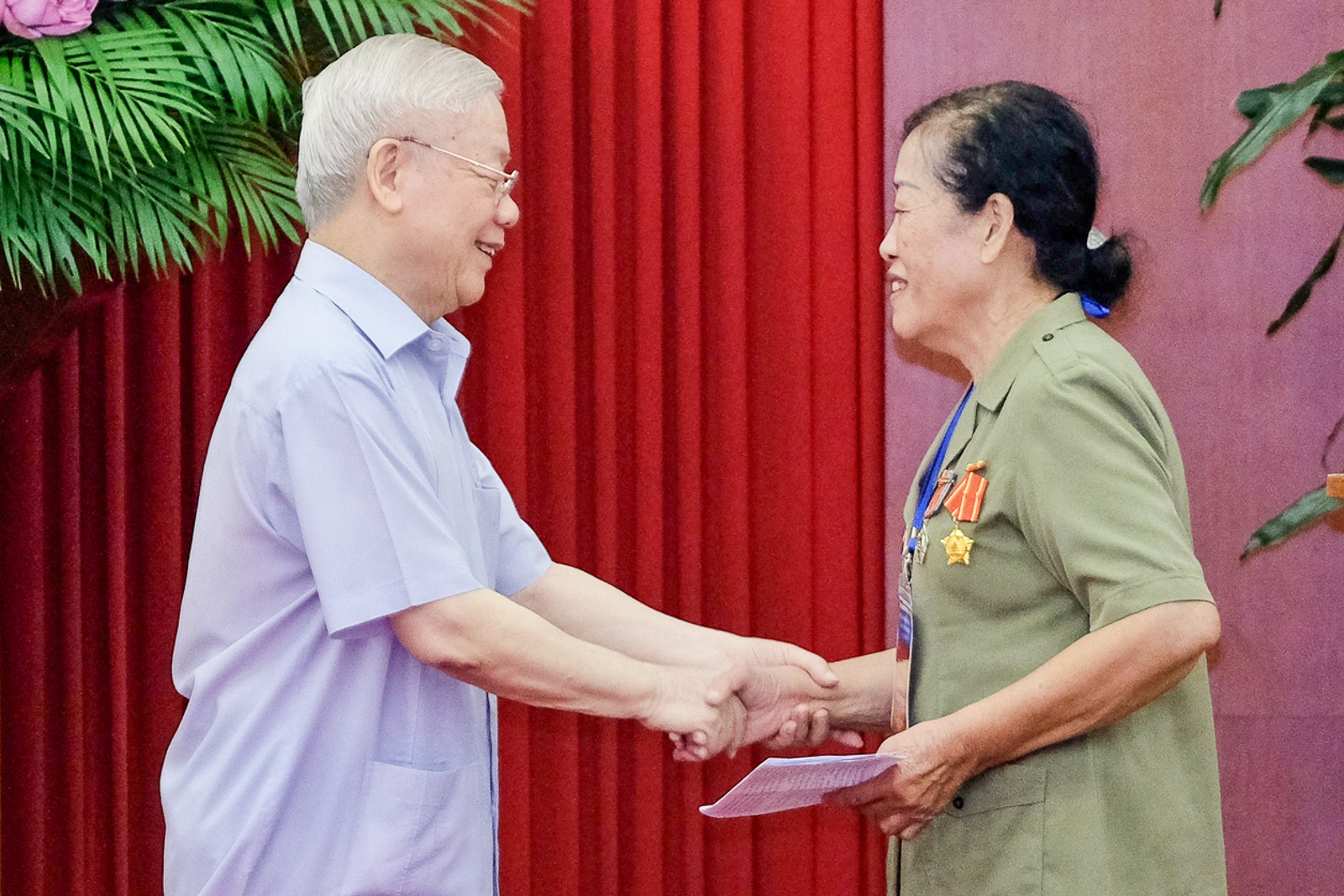 Nữ Anh hùng lực lượng vũ trang nhân dân Lưu Nguyệt Hồng và tấm ảnh quý với Tổng Bí thư Nguyễn Phú Trọng