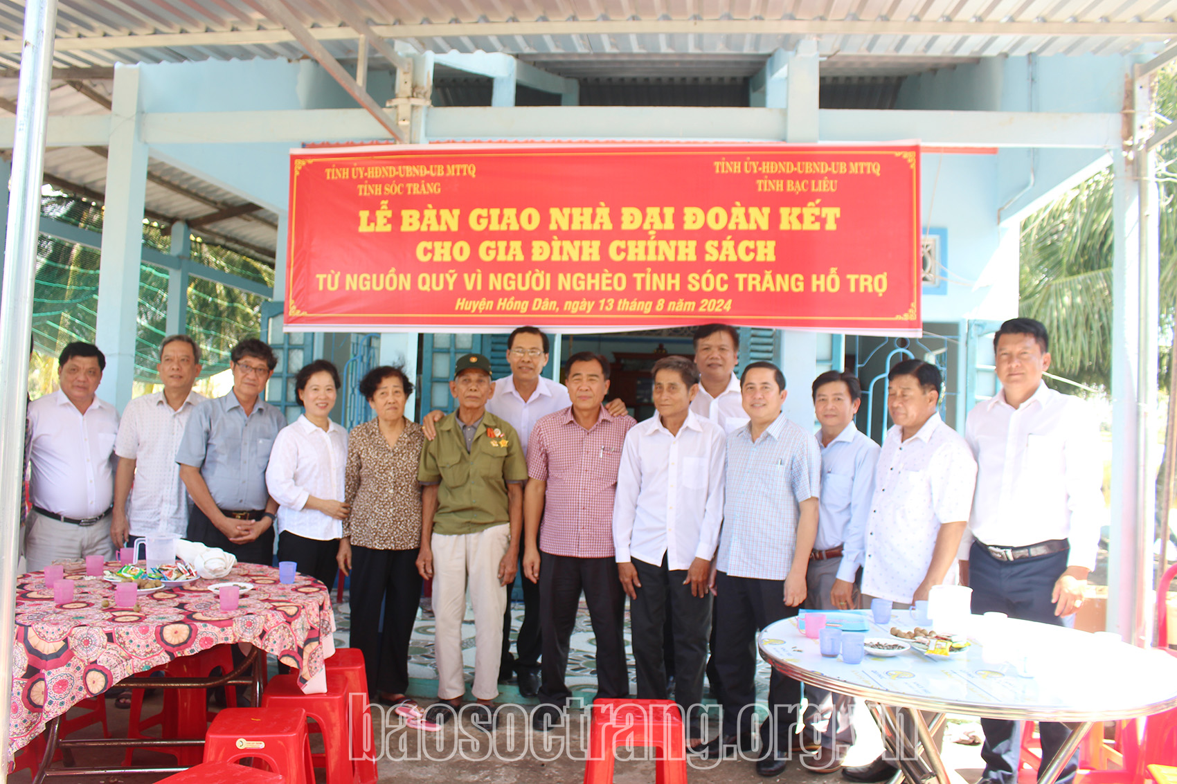 Bàn giao 2 căn nhà đại đoàn kết cho gia đình chính sách tại huyện Hồng Dân