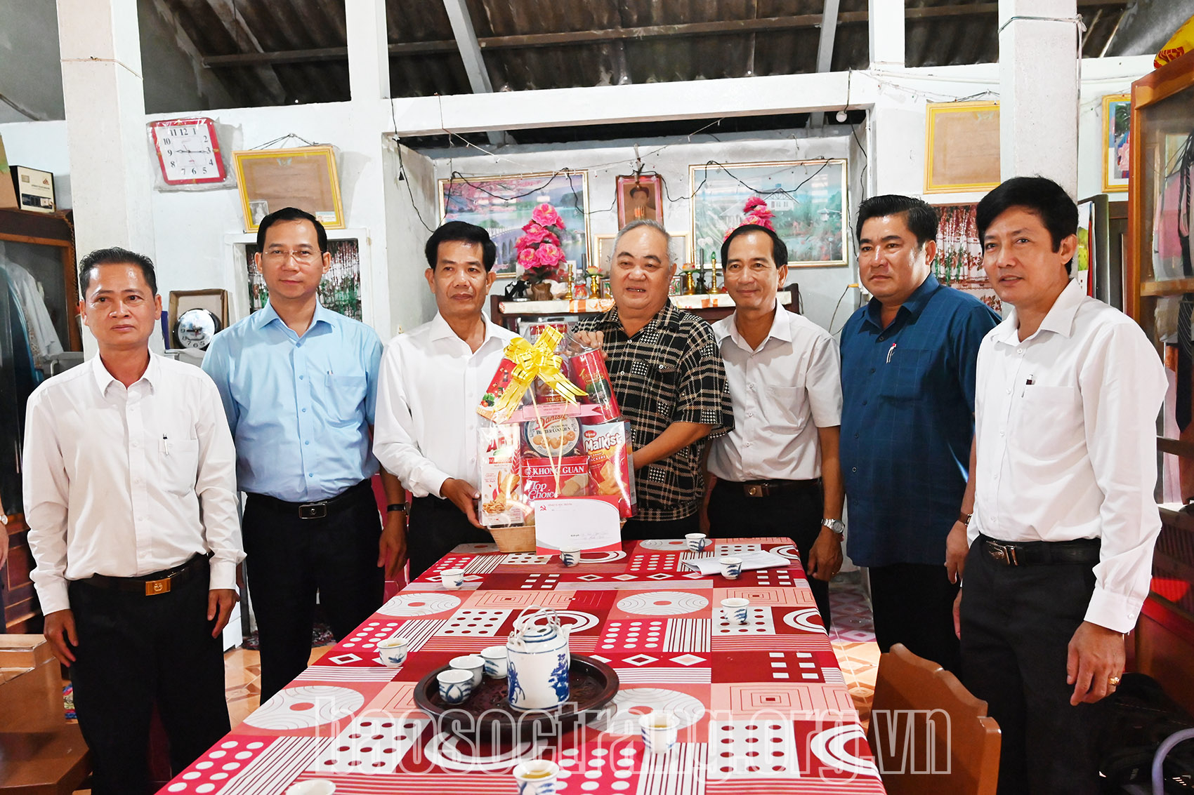 Thăm, tặng quà gia đình chính sách trên địa bàn huyện Mỹ Tú