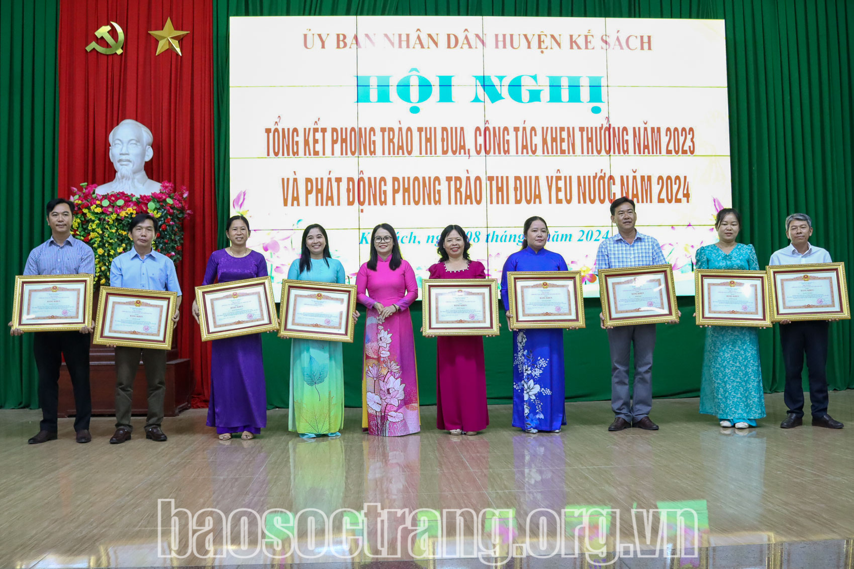 Thi đua phát triển kinh tế và giải quyết tốt các vấn đề xã hội