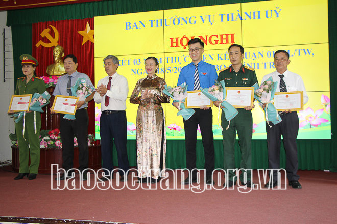 Tuyên dương nhiều tập thể, cá nhân điển hình trong học tập và làm theo Bác