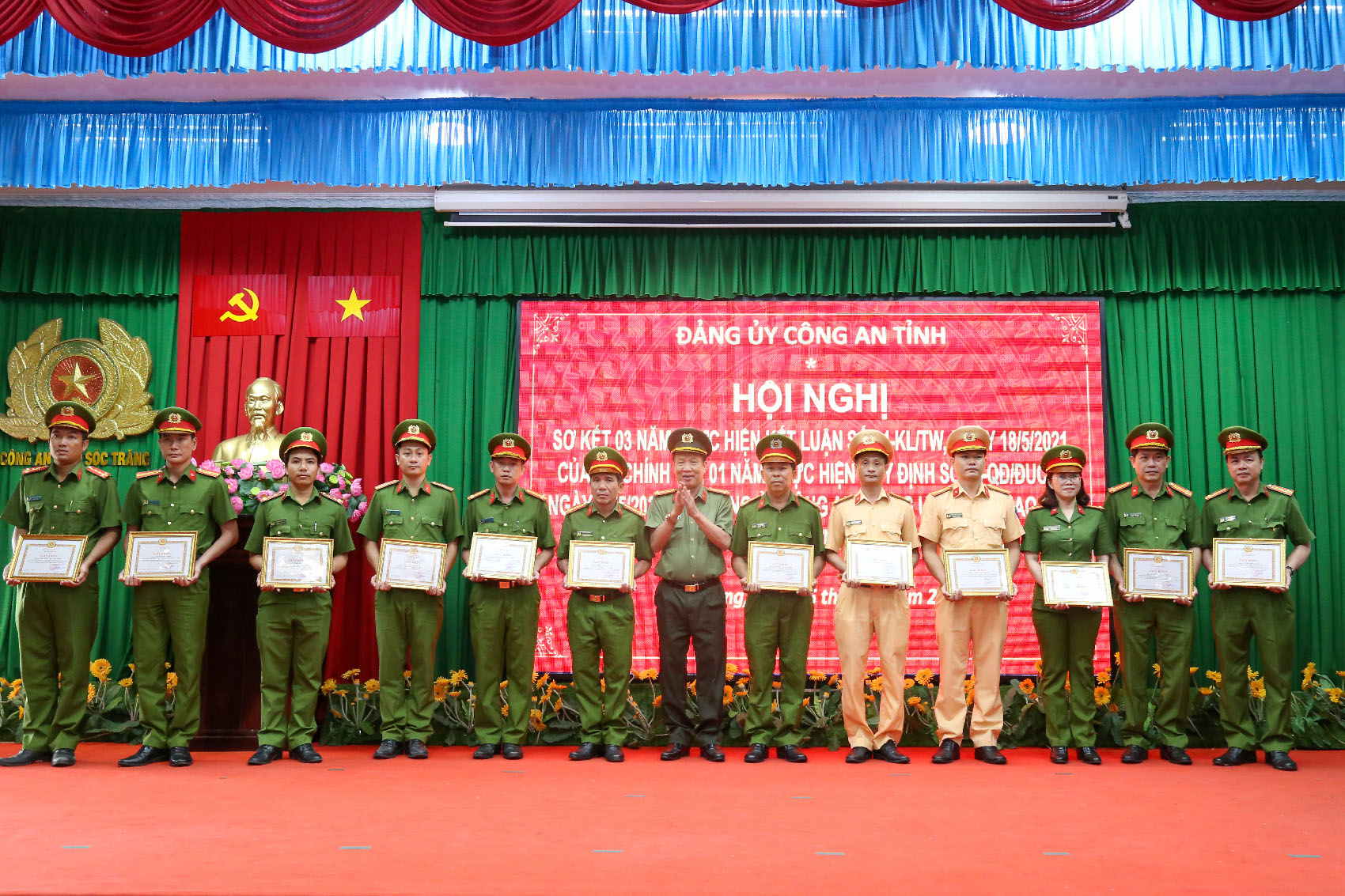 Khen thưởng 3 tập thể, 27 cá nhân có thành tích xuất sắc trong học tập và làm theo Bác