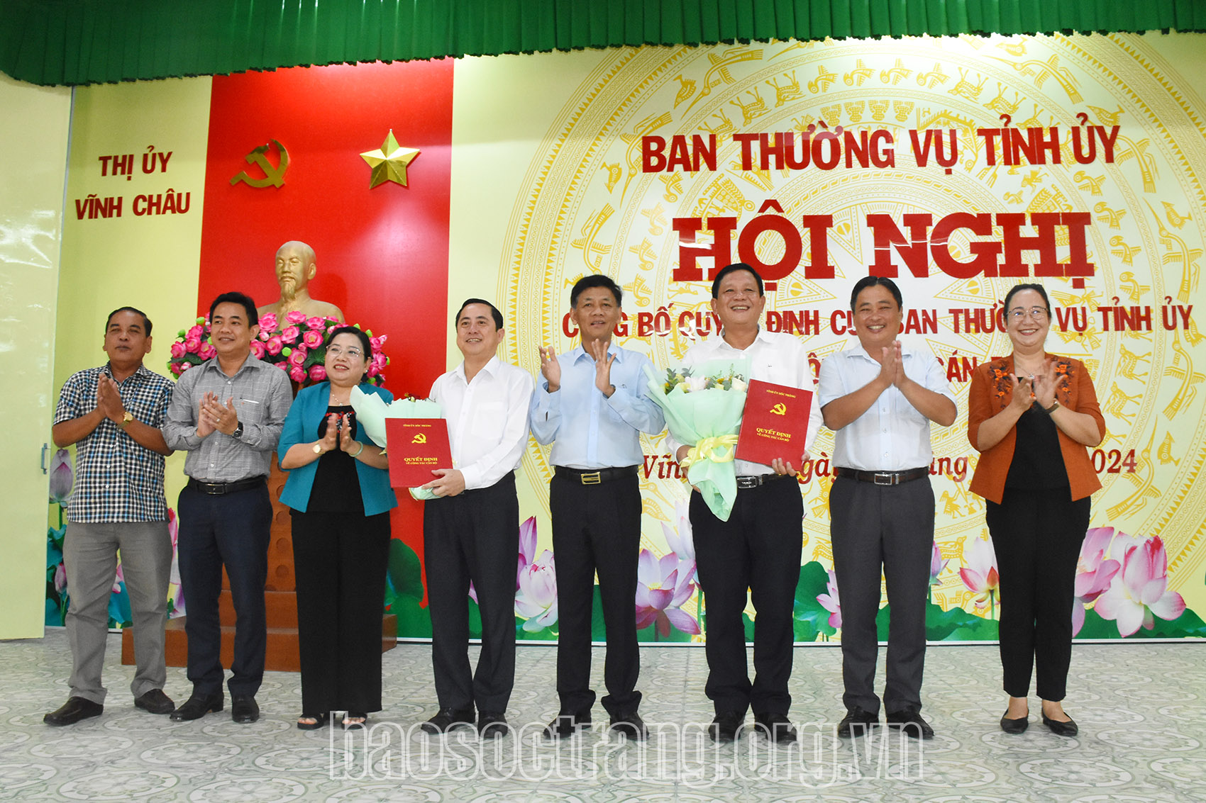 Trao quyết định điều động đồng chí Dương Sà Kha giữ chức Bí thư Thị ủy Vĩnh Châu