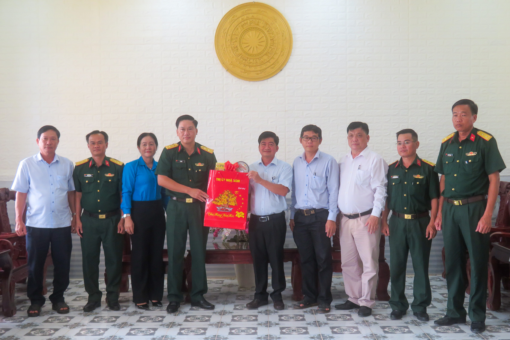 Bí thư Thị ủy Ngã Năm đến thăm, chúc Tết Trung tâm Y tế và Ban Chỉ huy Quân sự thị xã