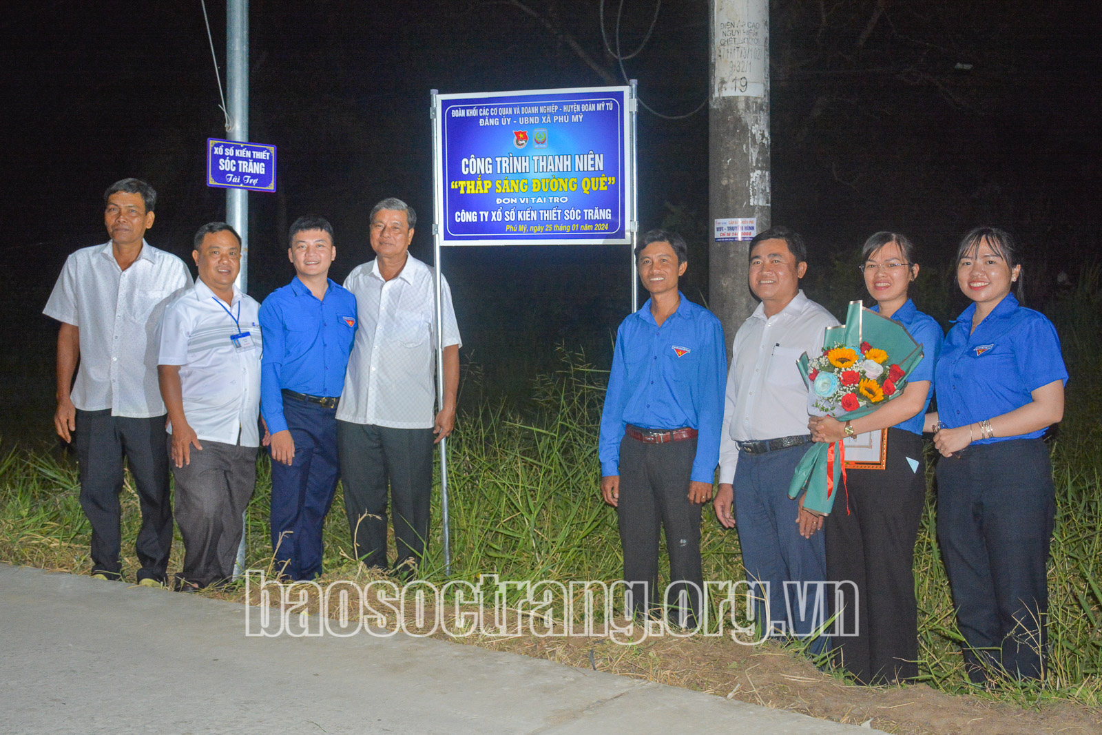 Bàn giao Công trình thanh niên “Thắp sáng đường quê” ở xã nông thôn mới