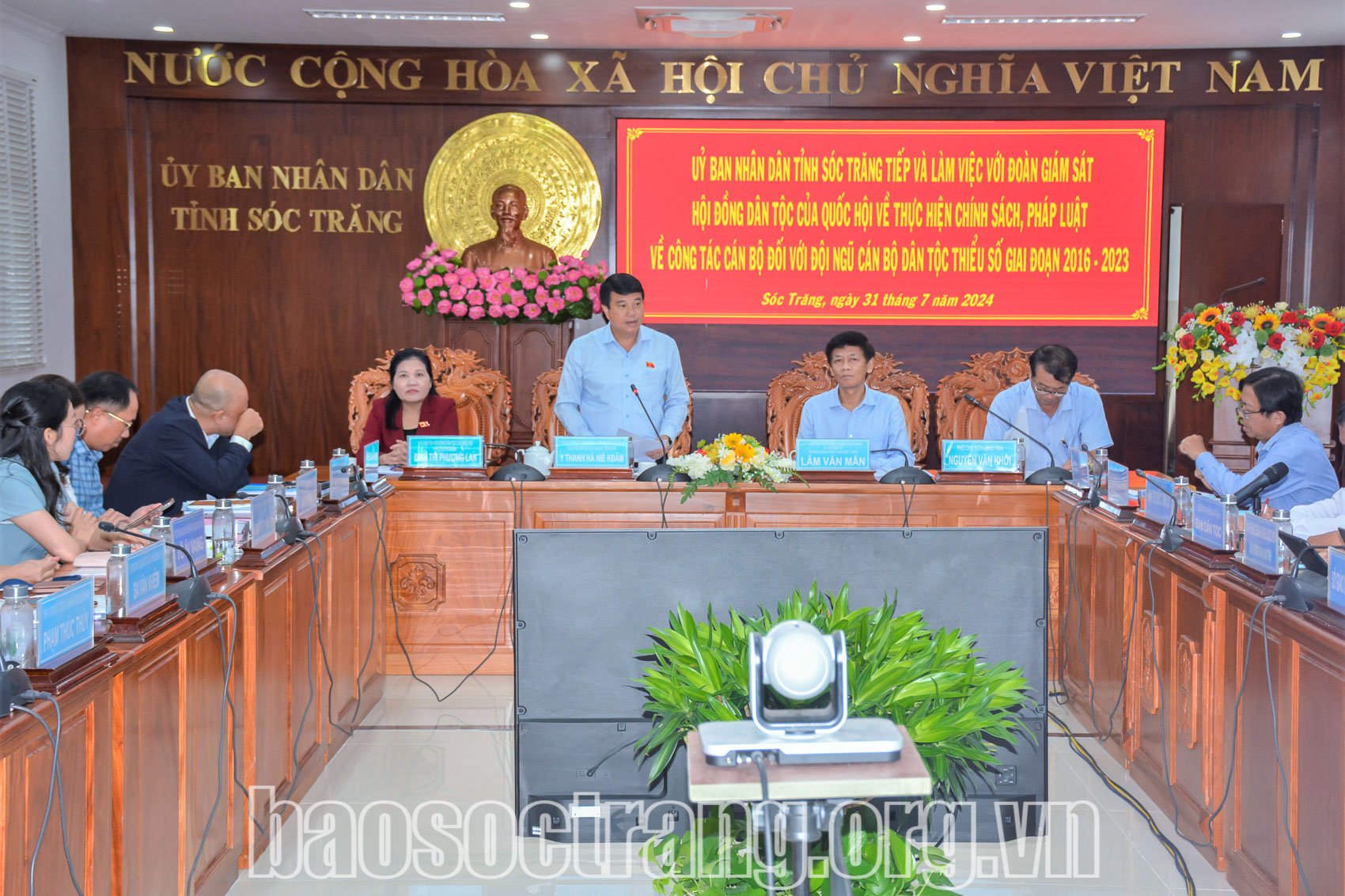 Quan tâm thực hiện chính sách đối với đội ngũ cán bộ, công chức, viên chức người dân tộc thiểu số