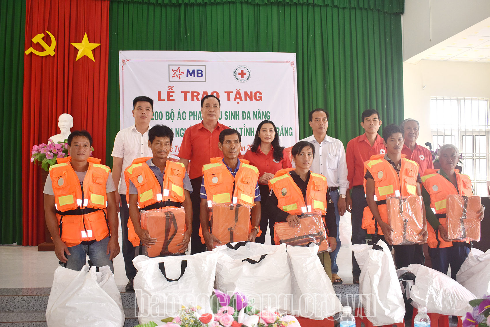 Trao 200 bộ áo phao cứu sinh đa năng cho ngư dân nghèo