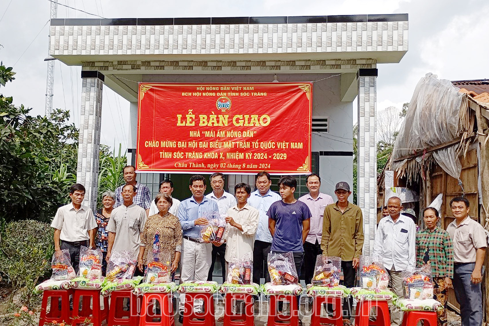 Bàn giao nhà “Mái ấm nông dân” tại xã Phú Tâm