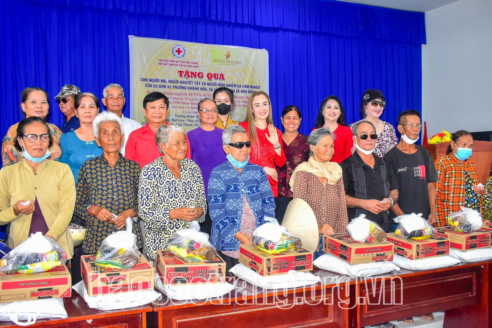 Trao 320 phần quà cho người nghèo, nạn nhân chất độc da cam