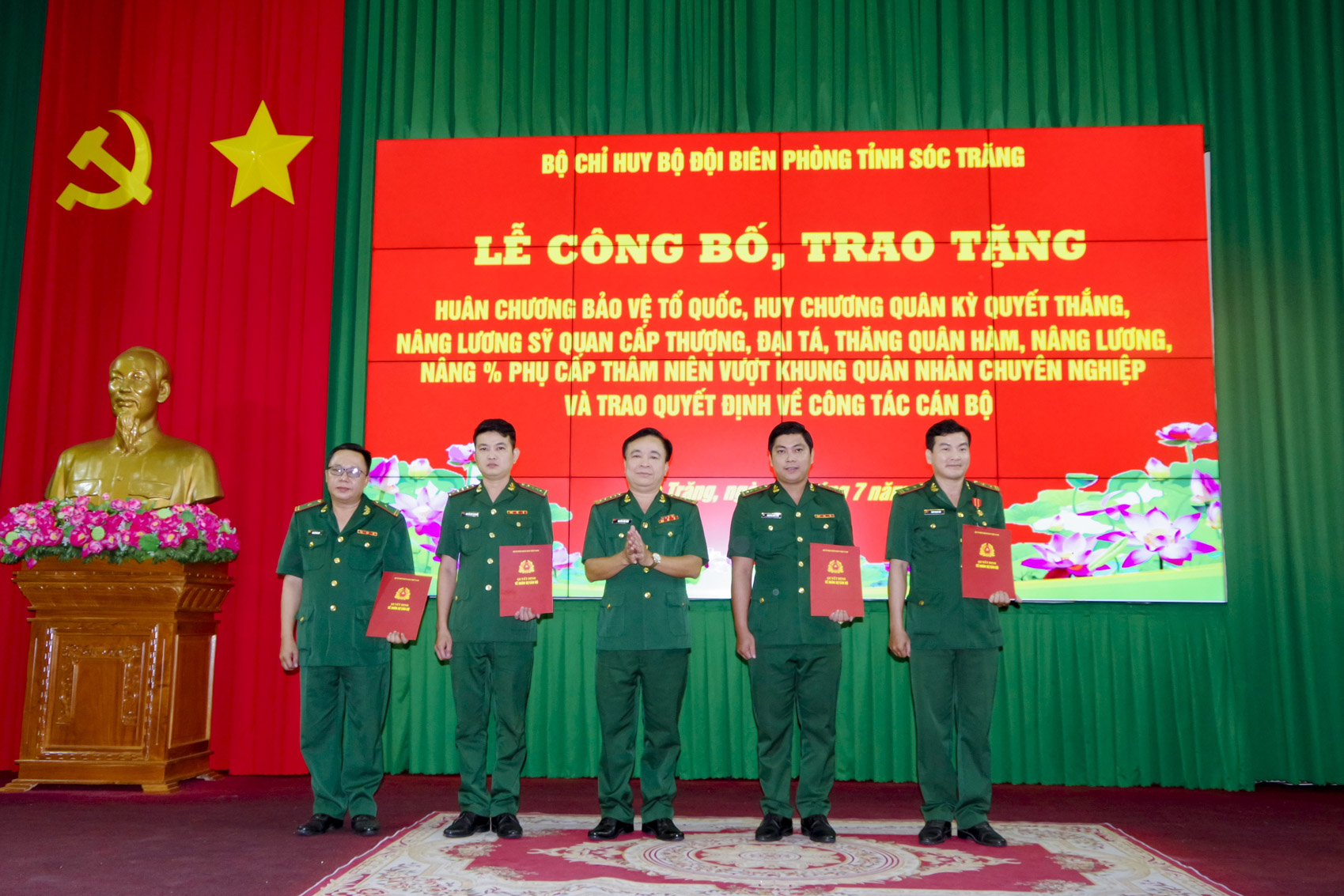 Tổ chức Lễ trao khen thưởng cống hiến, niên hạn và quyết định về công tác cán bộ