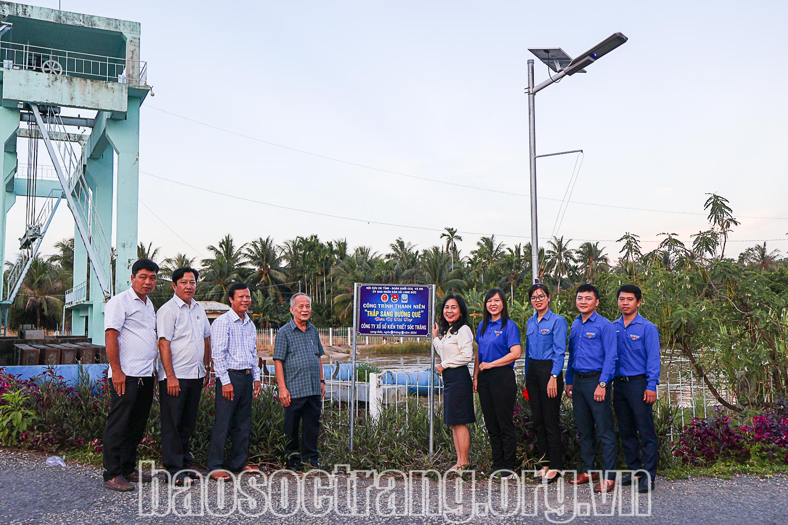 Bàn giao công trình "Thắp sáng đường quê" chiều dài 7km