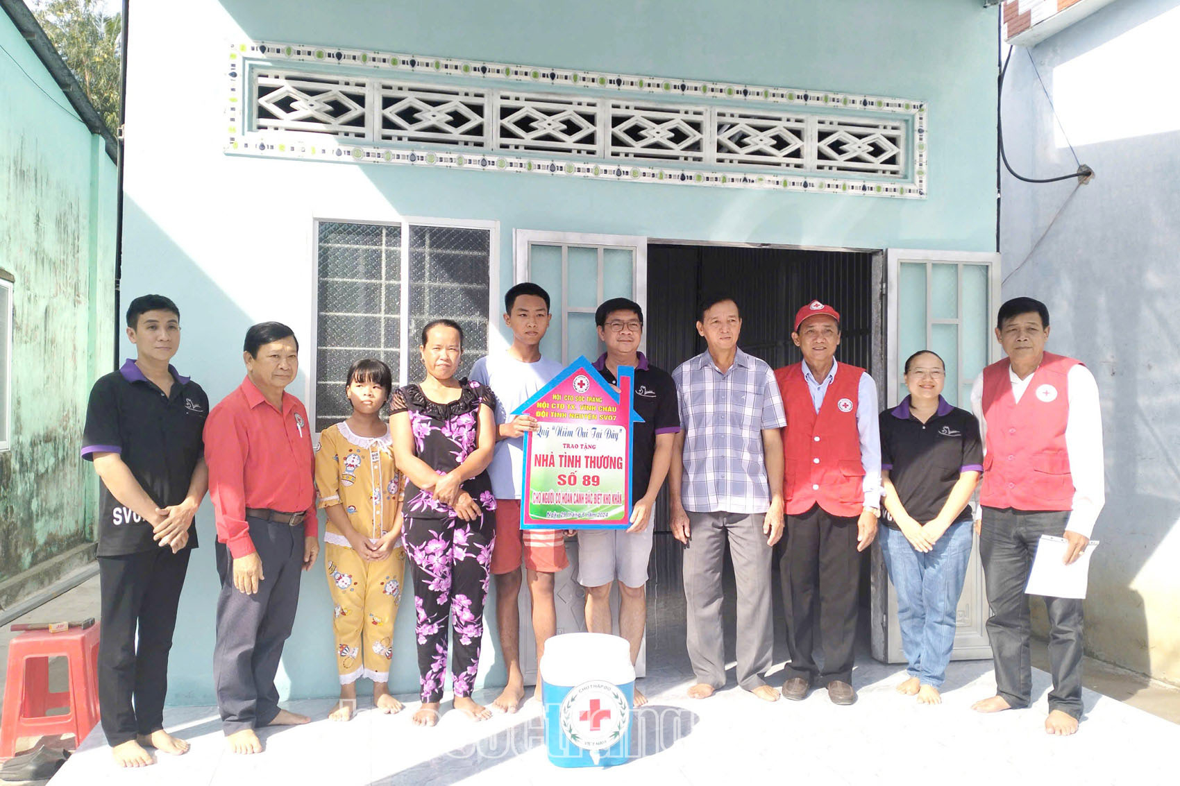 Tặng nhà chữ thập đỏ cho ông Trần Văn Tám ở xã Vĩnh Quới, thị xã Ngã Năm