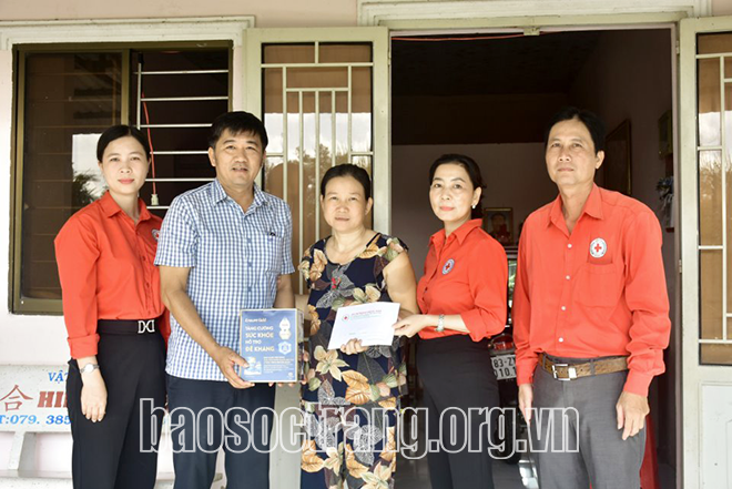 Thăm và tặng quà các địa chỉ nhân đạo tại huyện Long Phú và Mỹ Xuyên