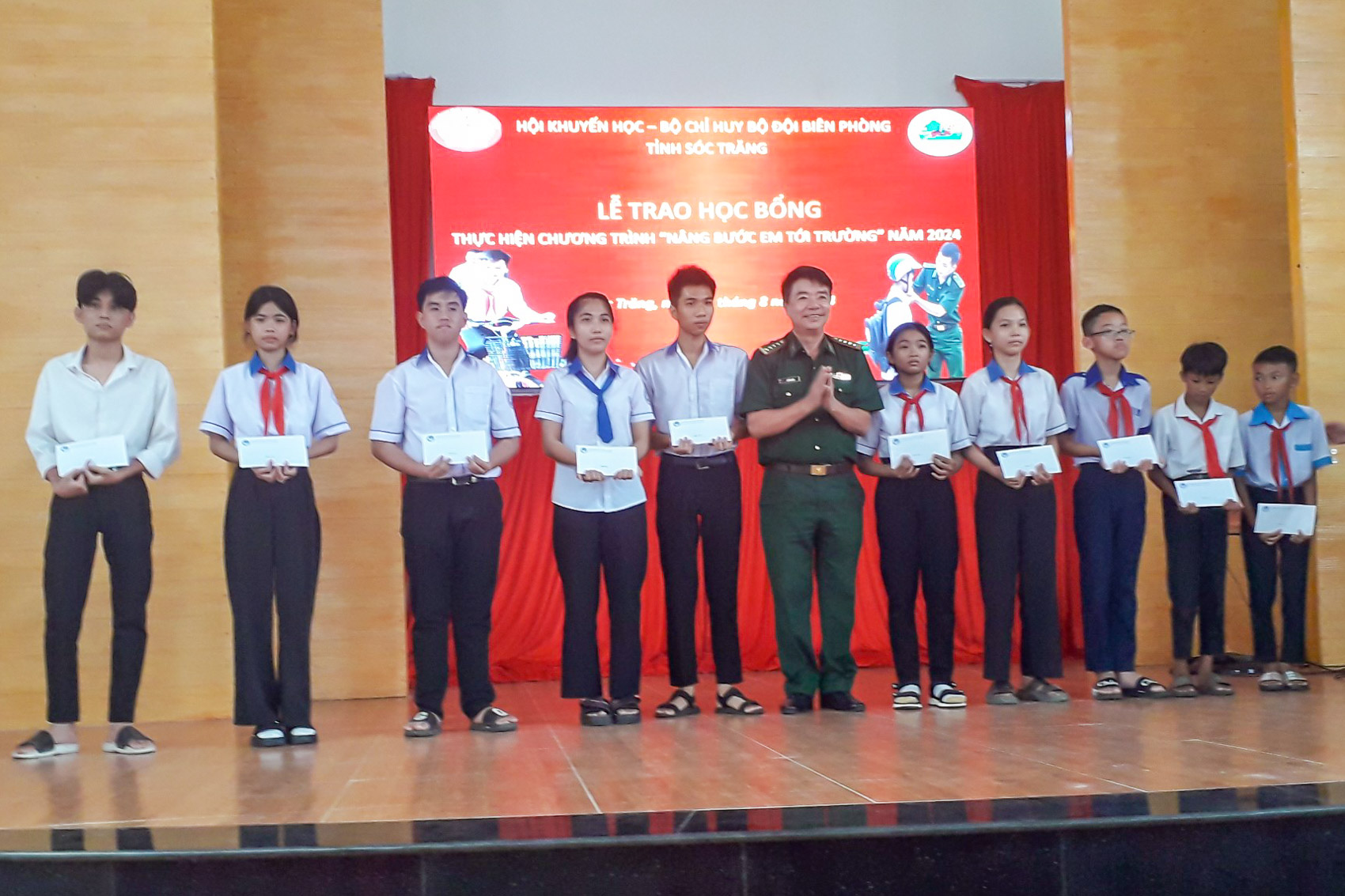 Trao học bổng cho học sinh vượt khó vùng biển