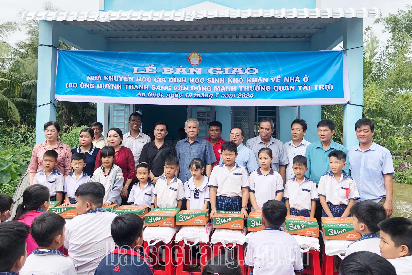 Bàn giao nhà khuyến học và tặng quà cho học sinh có hoàn cảnh khó khăn