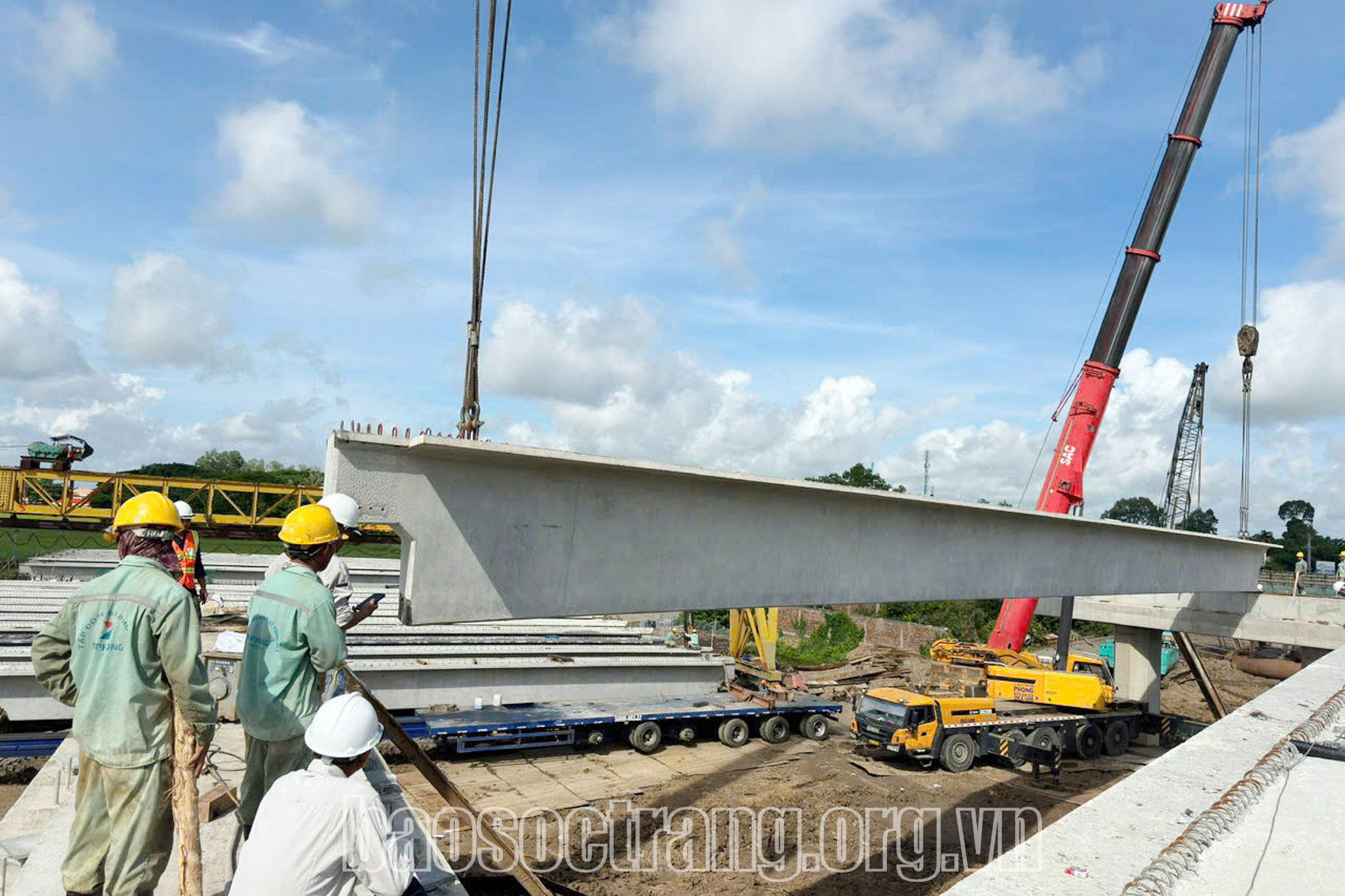 Lao lắp dầm cầu đầu tiên trên Dự án thành phần 4