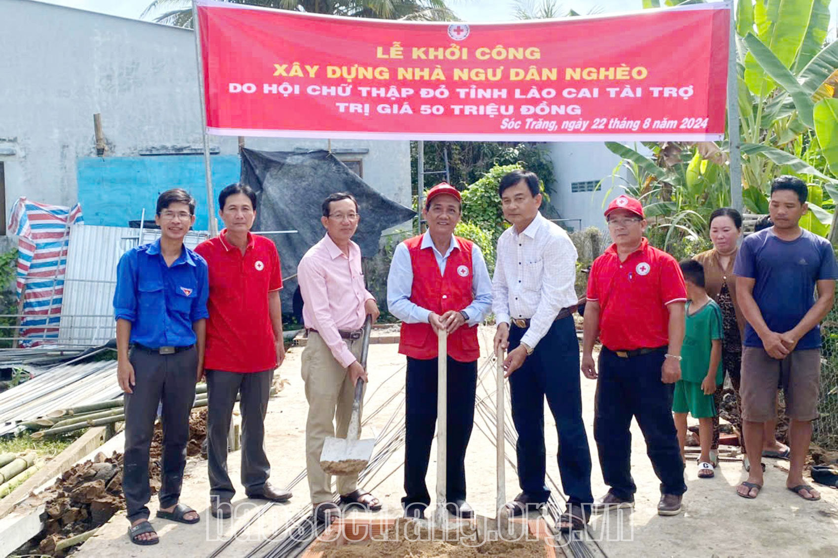 Tặng nhà chữ thập đỏ cho hộ ngư dân nghèo của huyện Long Phú