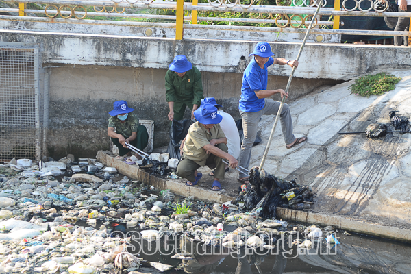Giúp nhau phát triển kinh tế, tích cực thi đua yêu nước