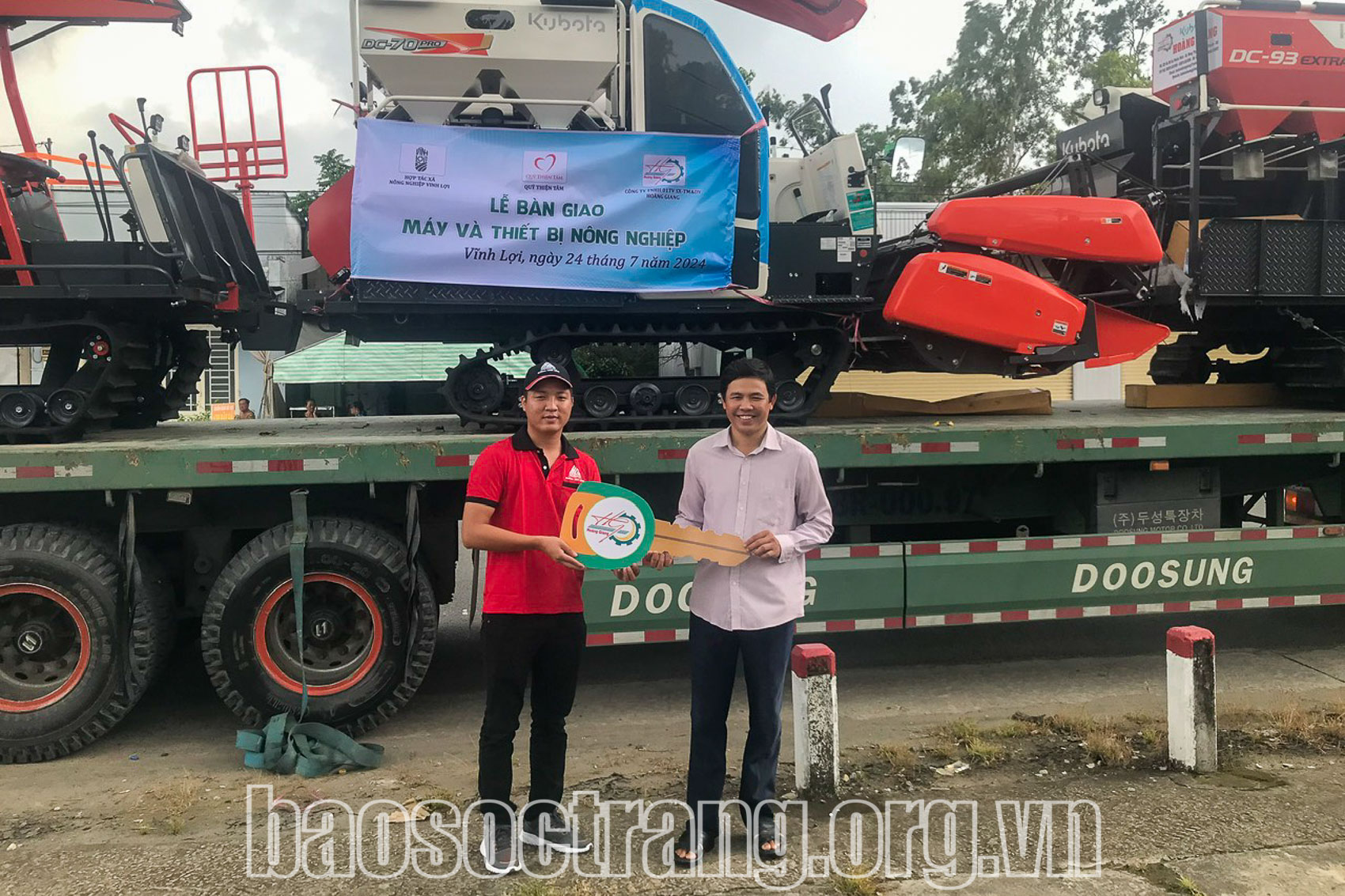 Bàn giao máy gặt đập liên hợp gần 700 triệu đồng cho hợp tác xã